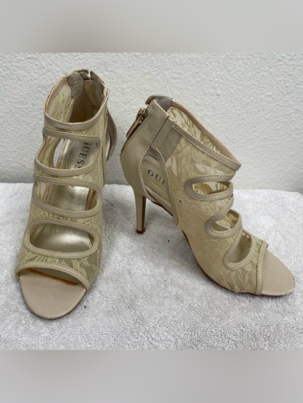 Guess Women Cream Lace Cut Out Peep Toe Sandal Heel Size 5.5 Party Girly Classic